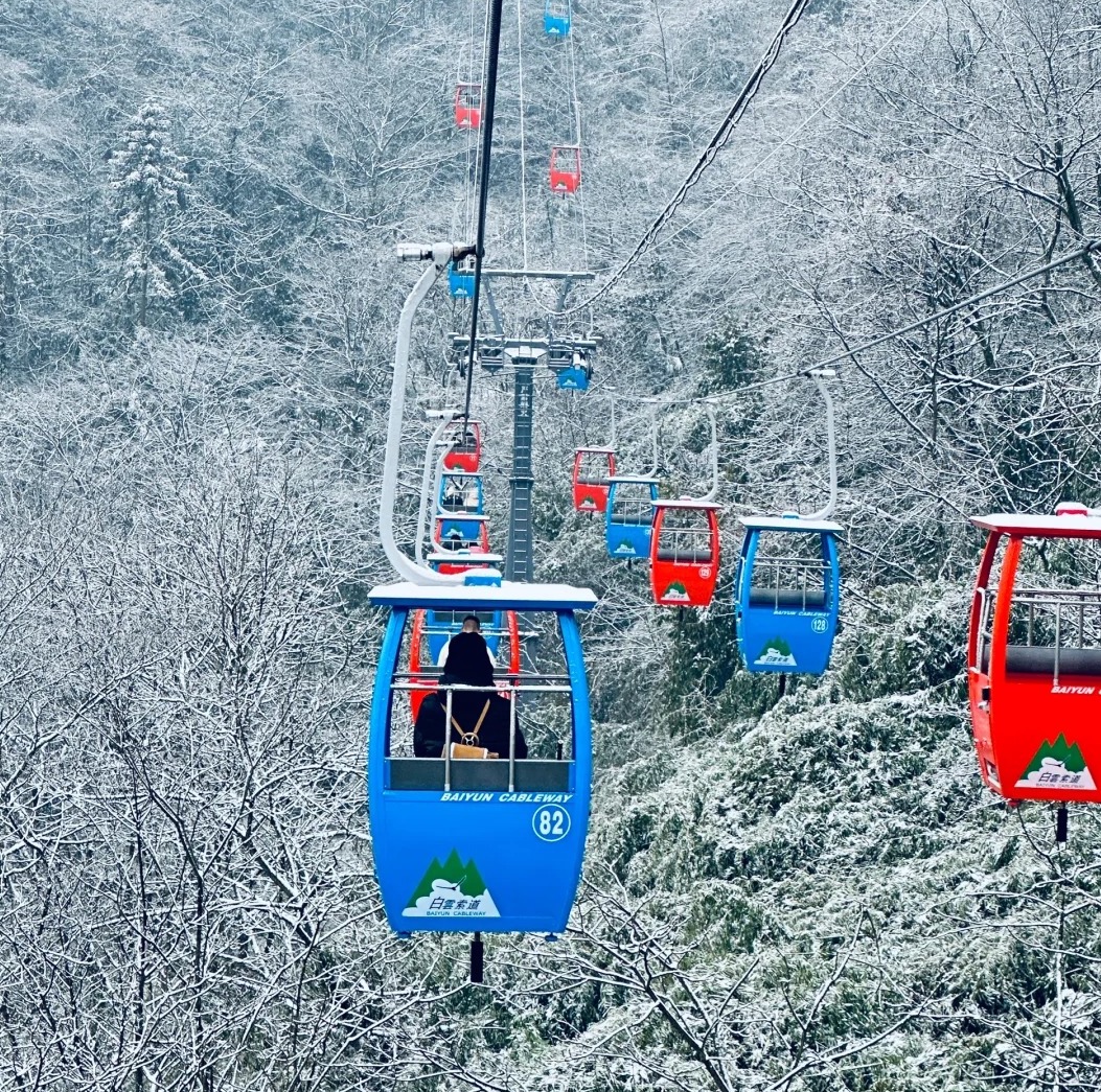 Đi cáp treo ở núi tuyết